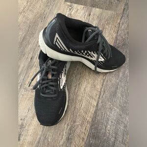 ~SOLD~BROOKS SNEAKERS ~ Size 8